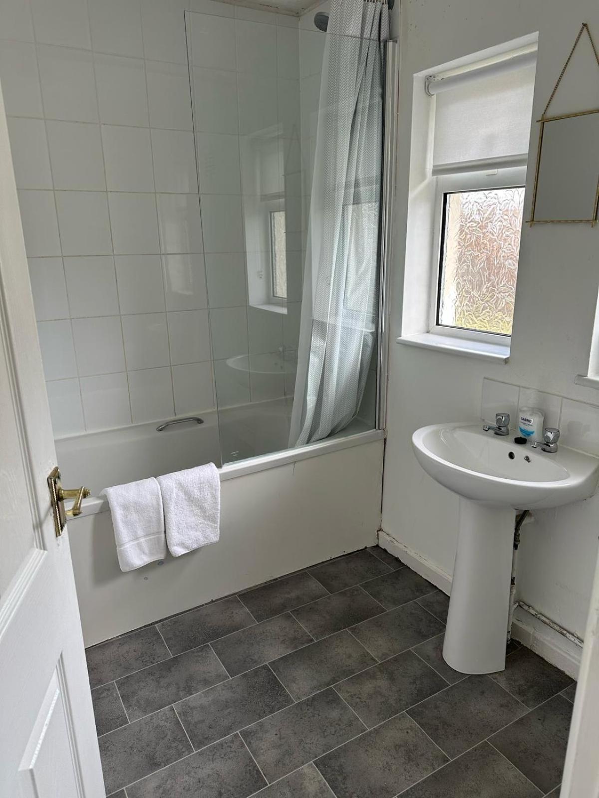 House Number 8 Sleeps Up To 6 People With Smart Tvs In Every Room Wellington  Buitenkant foto