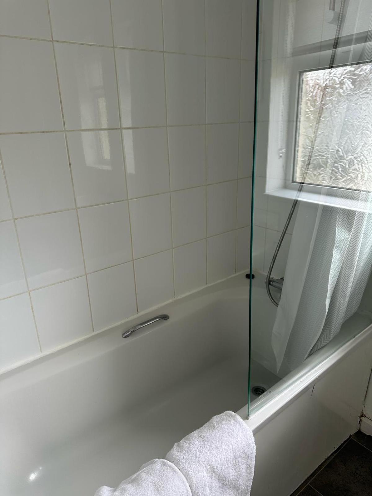 House Number 8 Sleeps Up To 6 People With Smart Tvs In Every Room Wellington  Buitenkant foto