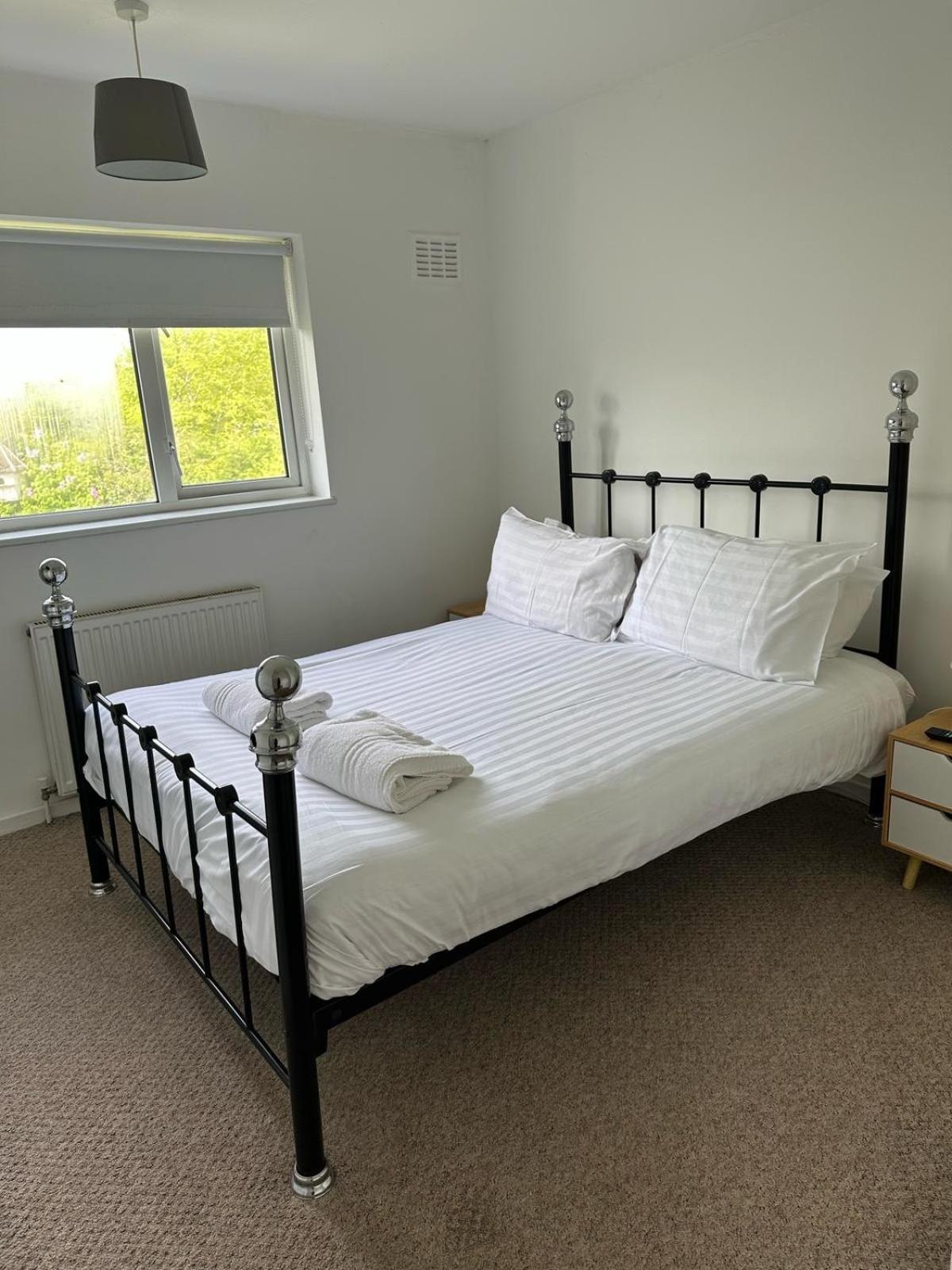 House Number 8 Sleeps Up To 6 People With Smart Tvs In Every Room Wellington  Buitenkant foto
