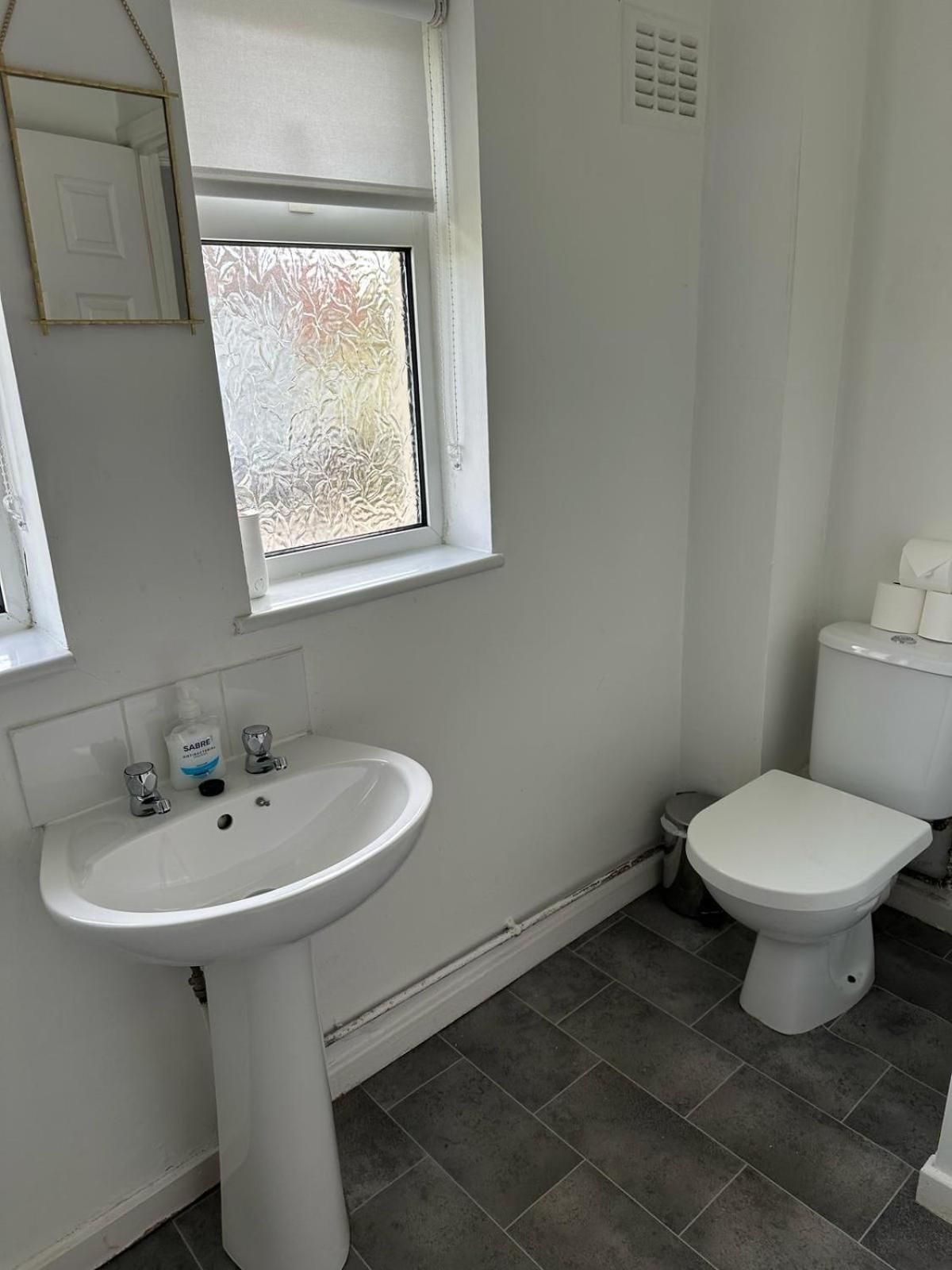 House Number 8 Sleeps Up To 6 People With Smart Tvs In Every Room Wellington  Buitenkant foto