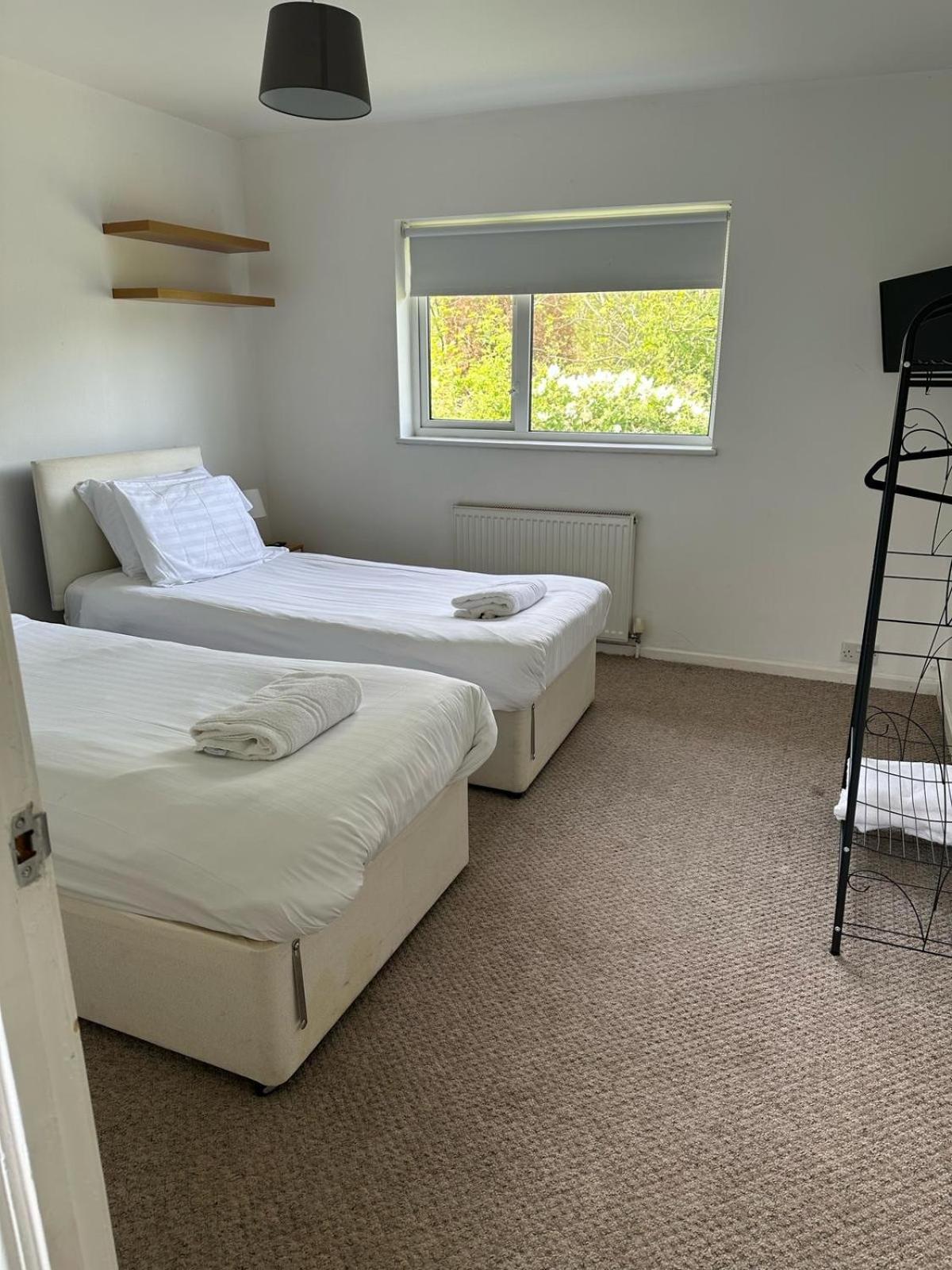 House Number 8 Sleeps Up To 6 People With Smart Tvs In Every Room Wellington  Buitenkant foto