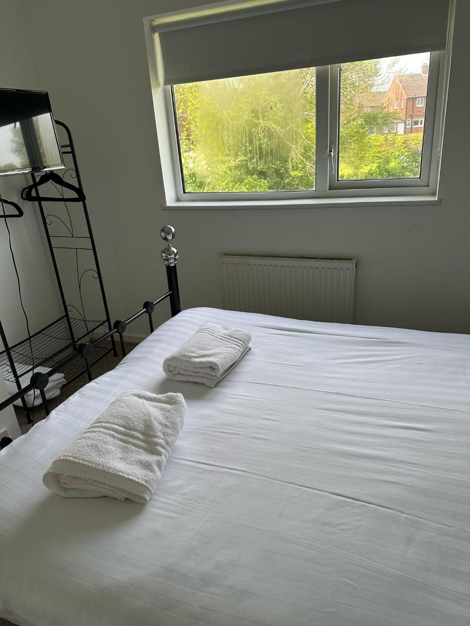 House Number 8 Sleeps Up To 6 People With Smart Tvs In Every Room Wellington  Buitenkant foto
